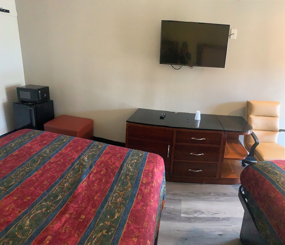 Stadium Inn & Spas - photo 11
