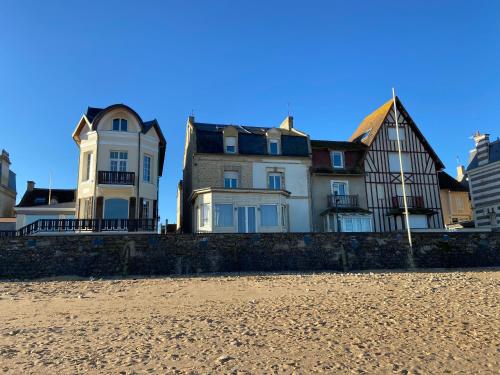 Aux Bains des Mots — hotel in Saint-Aubin-Sur-Mer