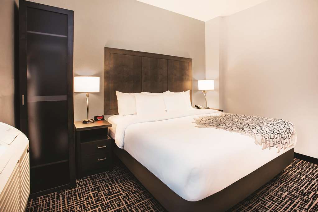 La Quinta Inn & Suites by Wyndham Baltimore Downtown - photo 9