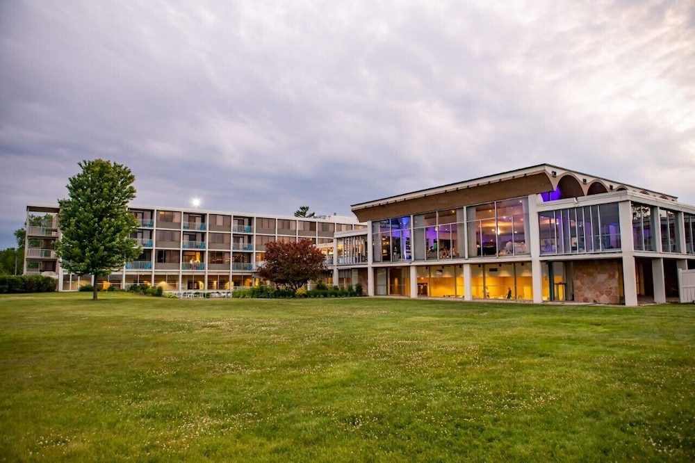 Illinois Beach Hotel — hotel in Zion