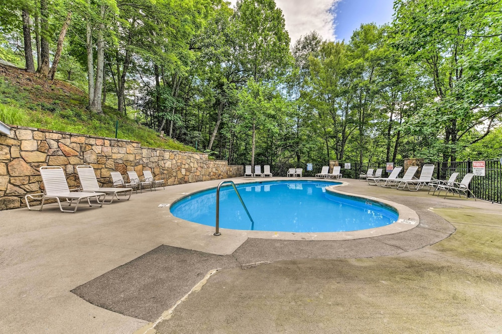 Cobbly Nob Resort Cabin: Hot Tub Pool & Views - photo 25