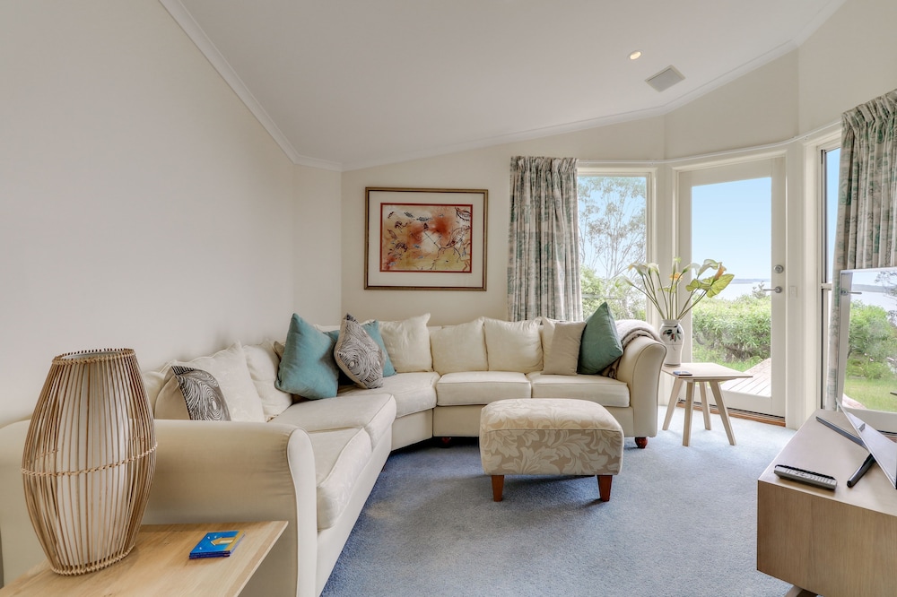 Aegina Scenic Lakeside Family Retreat — carbon neutral stay, Metung