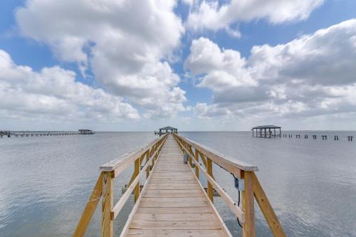 Pet Friendly Port Arthur Retreat with Fishing Pier — hotel in Port Arthur
