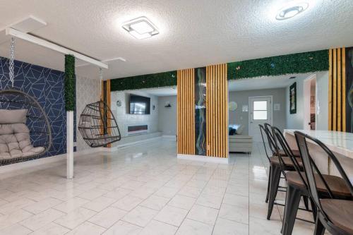 Cruise Haven with Pool 15 Min to Port Canav & Beach — 4-Star Luxury Hotel in Cocoa, United States
