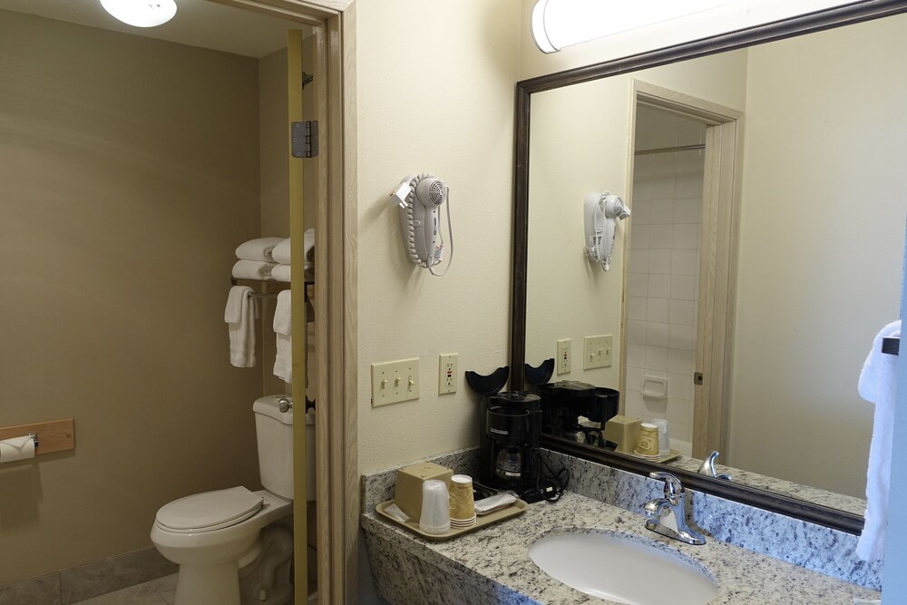 Harborside Inn - photo 18