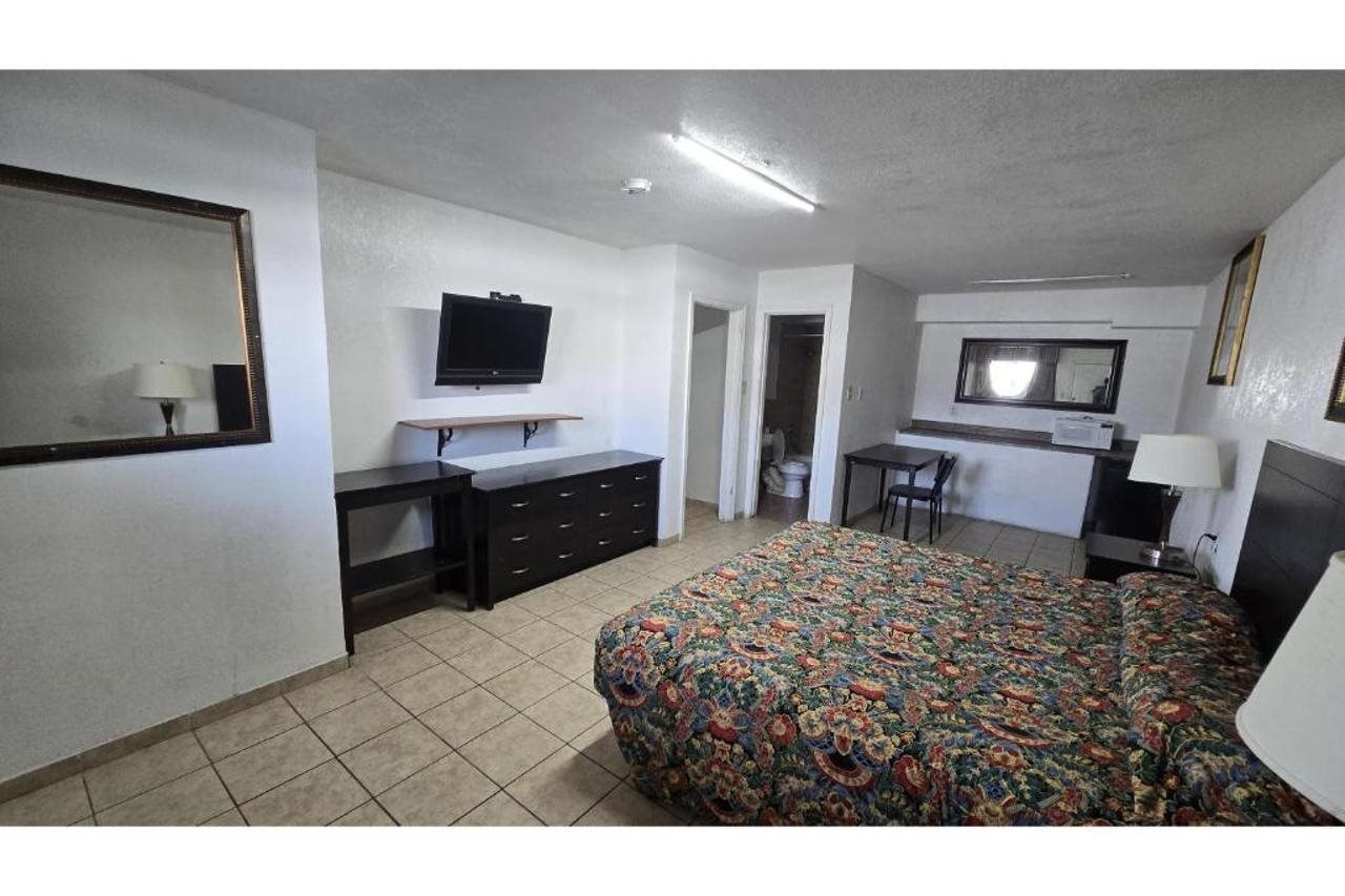 Super 7 Inn By OYO San Antonio NW Medical Center - photo 12