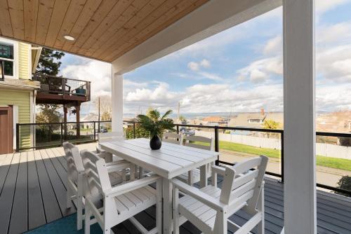Spacious 3BR Home Sleeps 8 Private Backyard — 4-Star Luxury Hotel in Everett, United States
