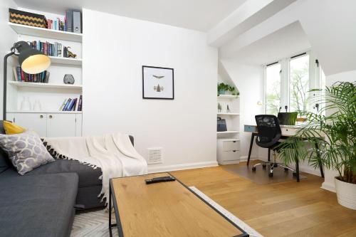 Lovely Apartment in Victoria Park Village — 4-Star Luxury Hotel in London, United Kingdom