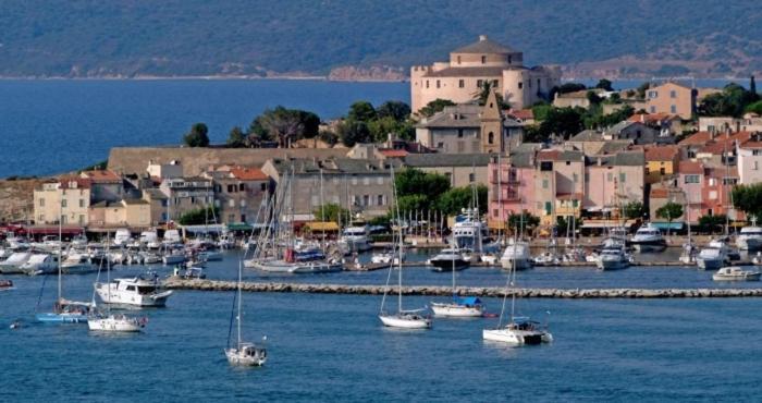 Appartement Plein Centre Saint Florent Face Au Port — 4-Star Luxury Hotel in Saint-Florent-Sur-Cher, France