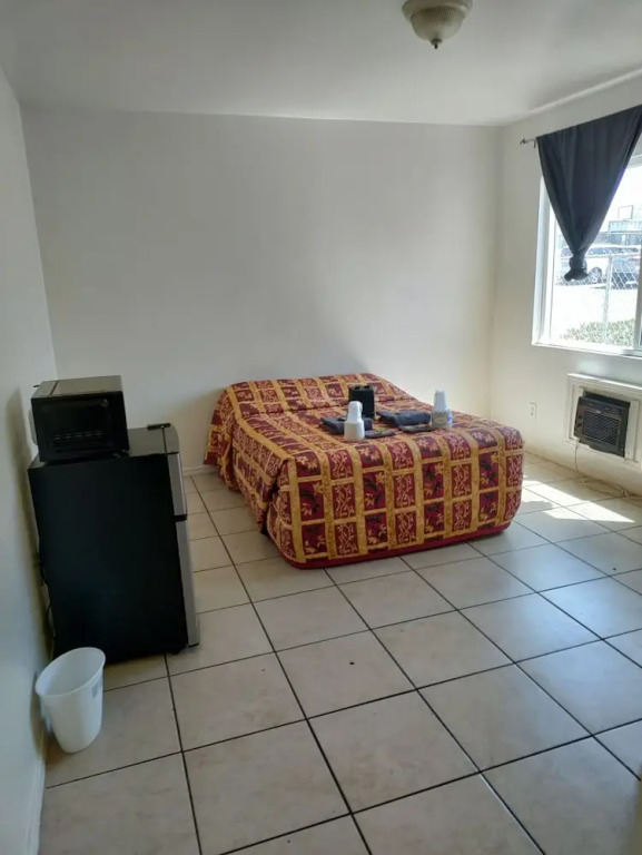 Crown Inn & Suites - photo 6