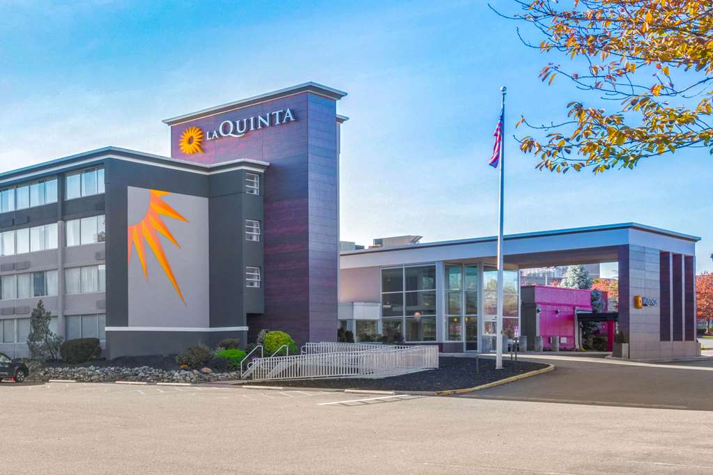 La Quinta Inn & Suites by Wyndham Clifton Rutherford - featured photo
