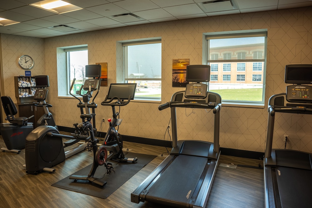 Hampton Inn & Suites Erie Bayfront - photo 38