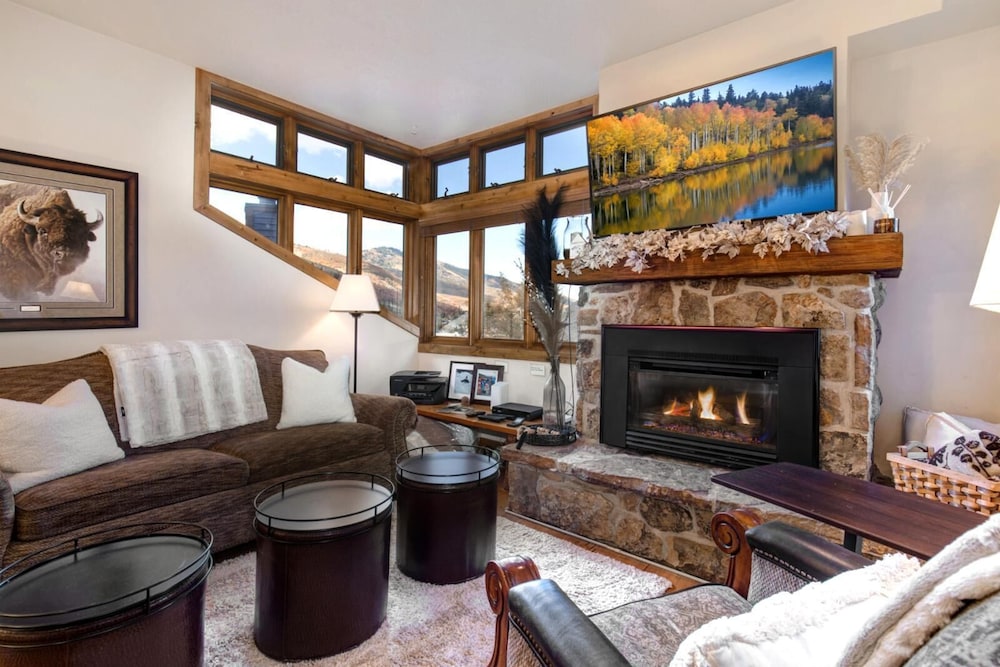 KBM Resorts In the Heart of Old TownWalk to Main St. Easy access shuttle to PCMR or DV Resorts Private Hot Tub POA 504b — 4-Star Luxury Hotel in Bridgeport, United States