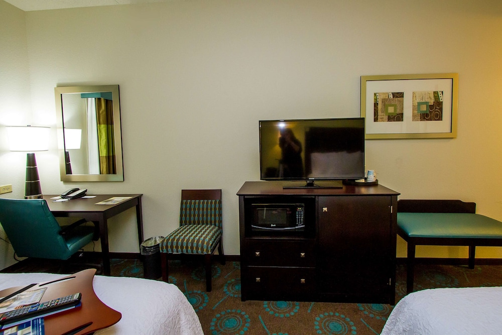 Hampton Inn Fayetteville - photo 17
