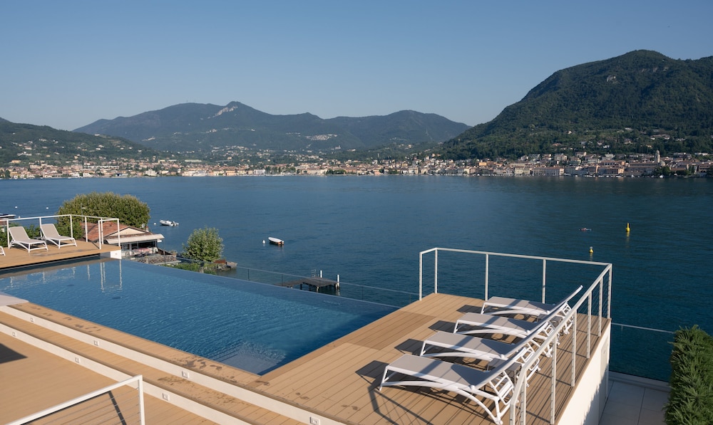 Ah Porticcioli Boutique Apartments — 4-Star Luxury Hotel in San Felice Del Benaco, Italy