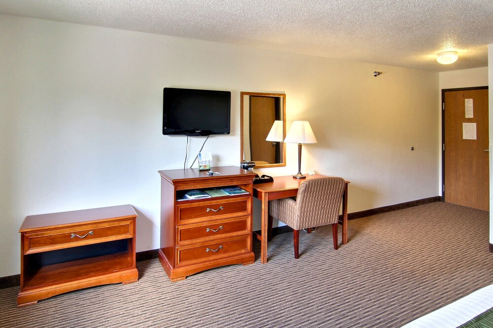 Days Inn & Suites by Wyndham Traverse City - photo 14