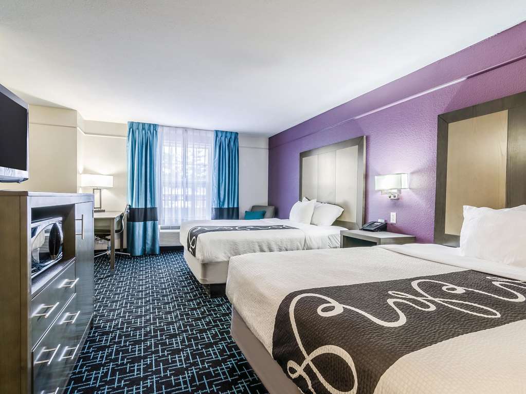 La Quinta Inn & Suites by Wyndham Kansas City Airport - photo 21