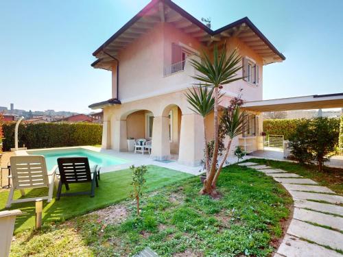 Villa Dolcevita by Bookinggardalake — 4-Star Luxury Hotel in Manerba Del Garda, Italy