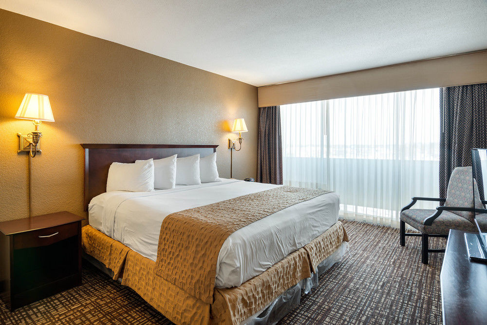 Clarion Inn & Suites By Hampton Convention Center - photo 18
