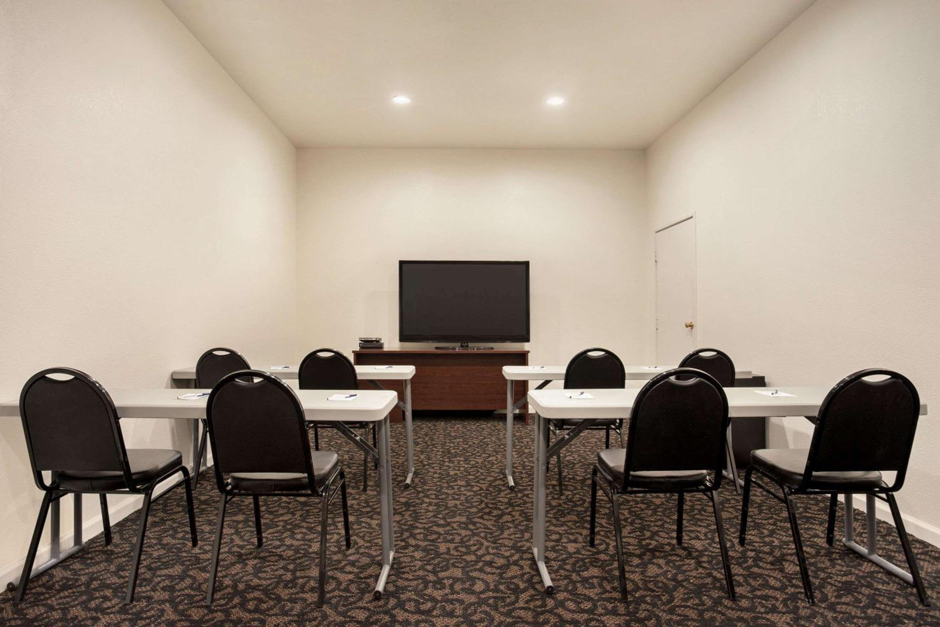 Travelodge by Wyndham Guernsey - photo 14
