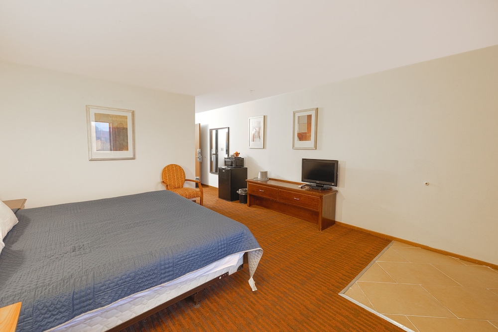 Harlan Inn and Suites - photo 17