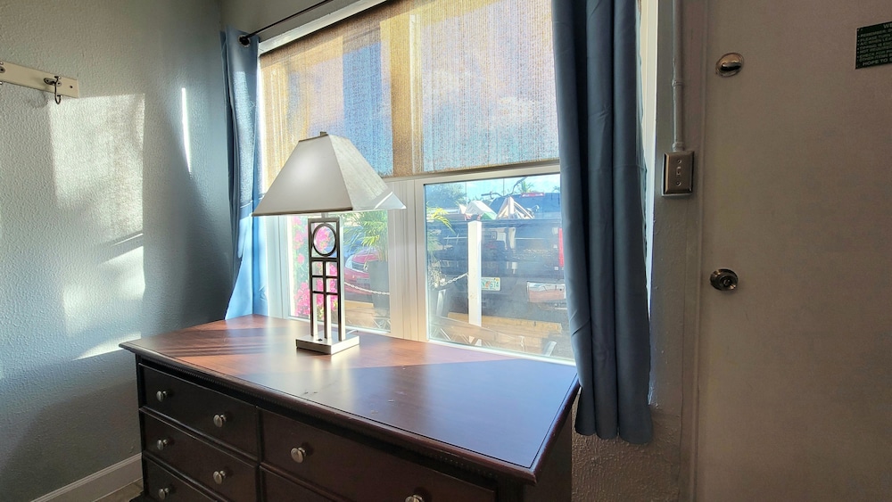 Barefoot Mailman Inn & Suites - photo 56