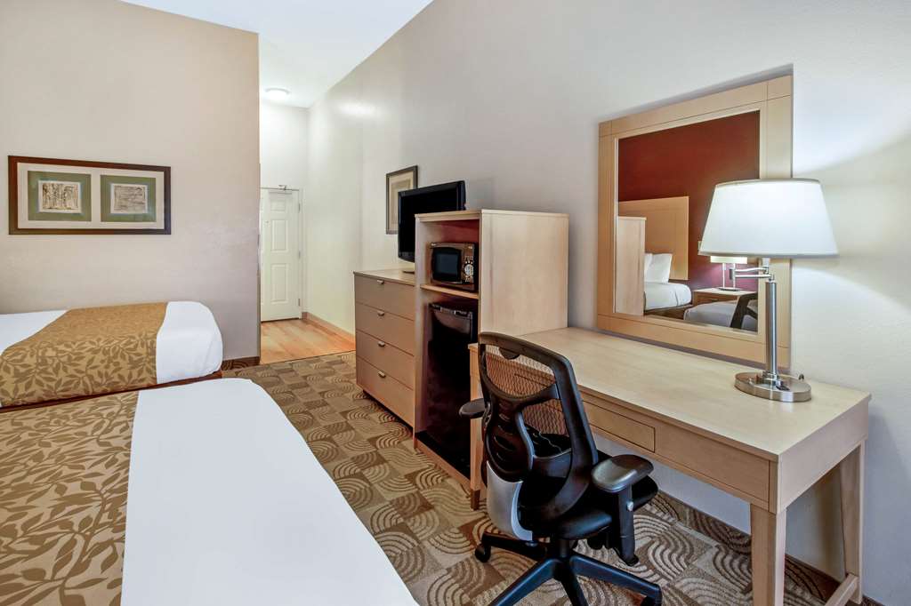 La Quinta Inn & Suites by Wyndham Tucumcari - photo 32