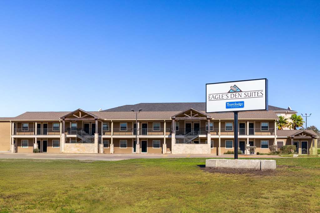 Eagle's Den Suites Kenedy a Travelodge by Wyndham - photo 2