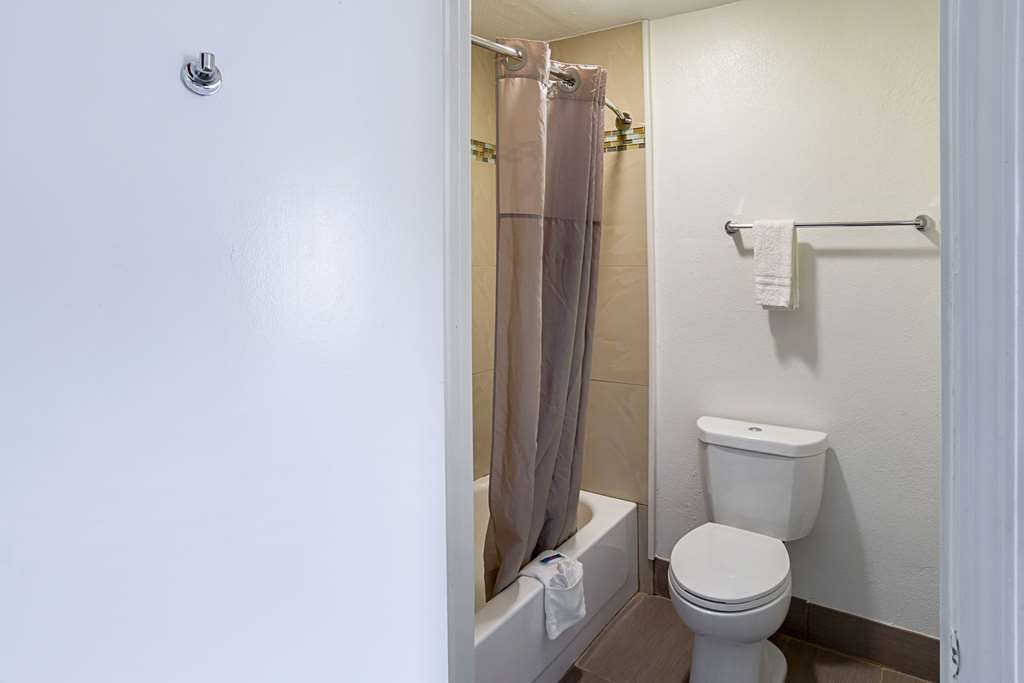 Motel 6 Grand Prairie TX Near Six Flags Drive - photo 19