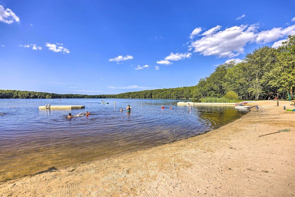 Lovely Poconos Cabin with Resort Amenities - photo 15