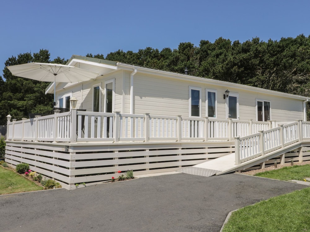 Jonstone Pines Lodge at Cayton Bay Holiday Park