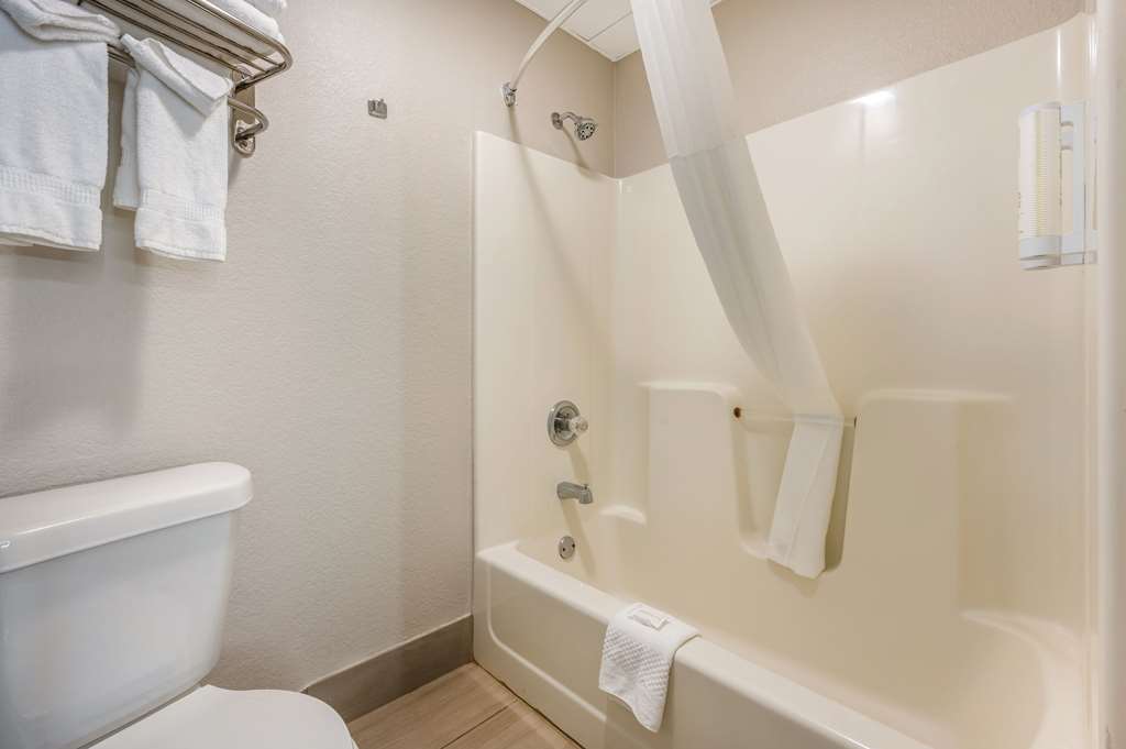 Clarion Pointe Louisville East - photo 12