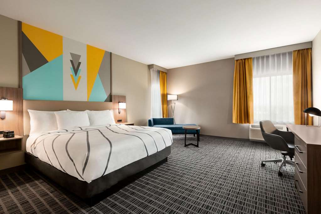 La Quinta Inn & Suites by Wyndham Richmond Sugarland - photo 12