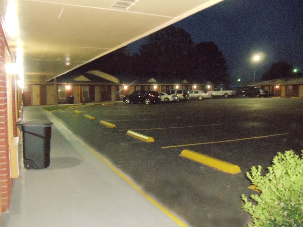 Antlers Budget Inn - photo 2