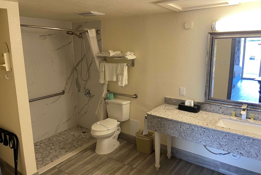 Days Inn by Wyndham Okmulgee - photo 23