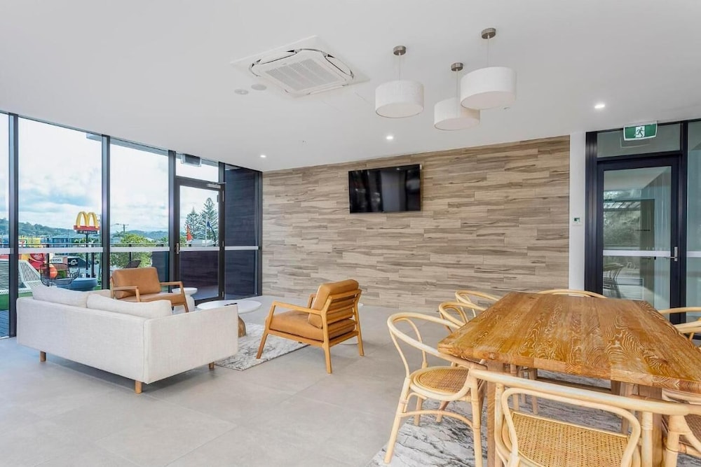 Luxury 3 Bedroom Ocean View Apartment — 4-Star Luxury Hotel in Burleigh Heads, Australia