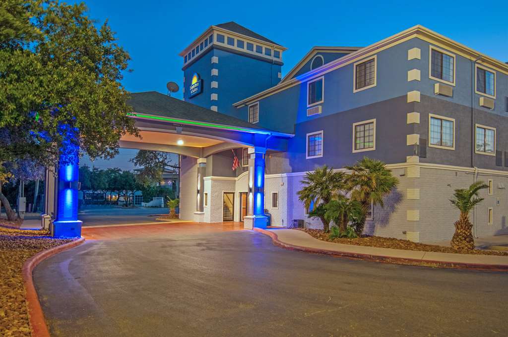 Days Inn by Wyndham Suites San Antonio North Stone Oak - photo 9