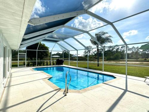 Luxury contemporary hidden gem — hotel in Lehigh Acres