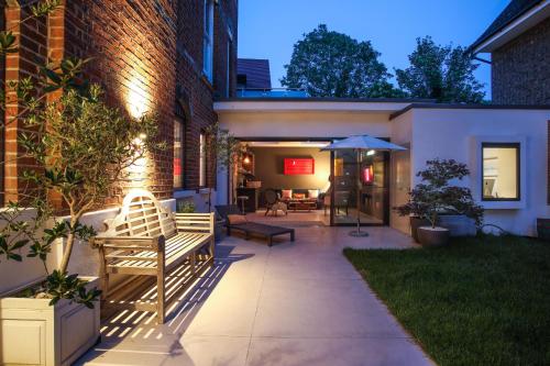 Stunning architecturally designed Garden Studio with Parking — 4-Star Luxury Hotel in London, United Kingdom