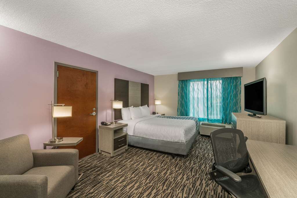 La Quinta Inn & Suites by Wyndham Clarksville - photo 8