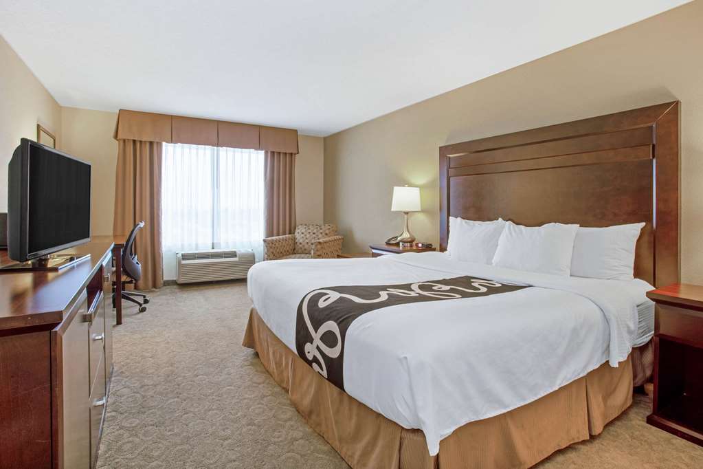 La Quinta Inn & Suites by Wyndham Bismarck - photo 18