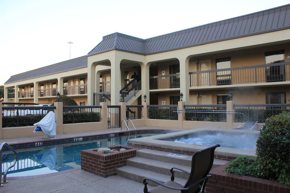 Days Inn by Wyndham Longview South - photo 24