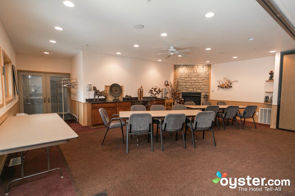 Lake Bluff Inn and Suites - photo 38