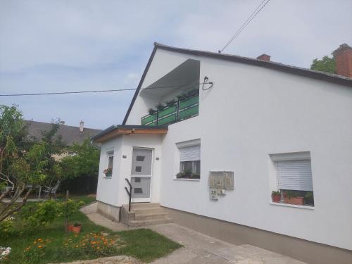 Jani vendégház Ground floor & Apartman — 4-Star Luxury Hotel in Balatonfured, Hungary