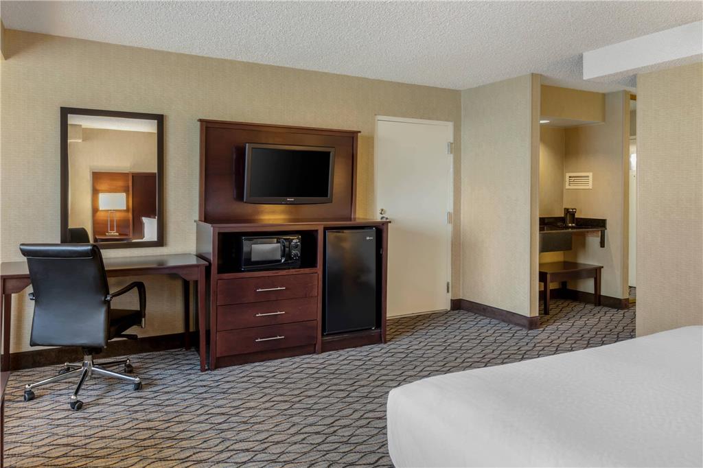 Clarion Hotel Anaheim Resort - photo 24