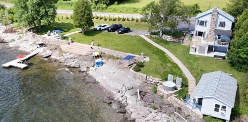 ZaLo Manor House Lakefront hot tub pets — 4-Star Luxury Hotel in Peru, United States