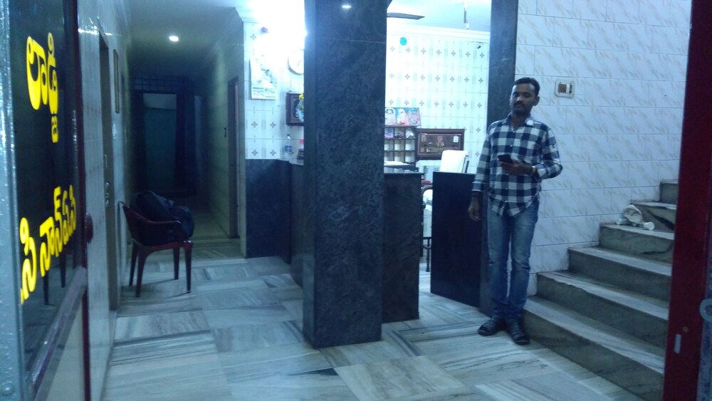 Iroomz Hotel Nandini Lodge in Guntur, India