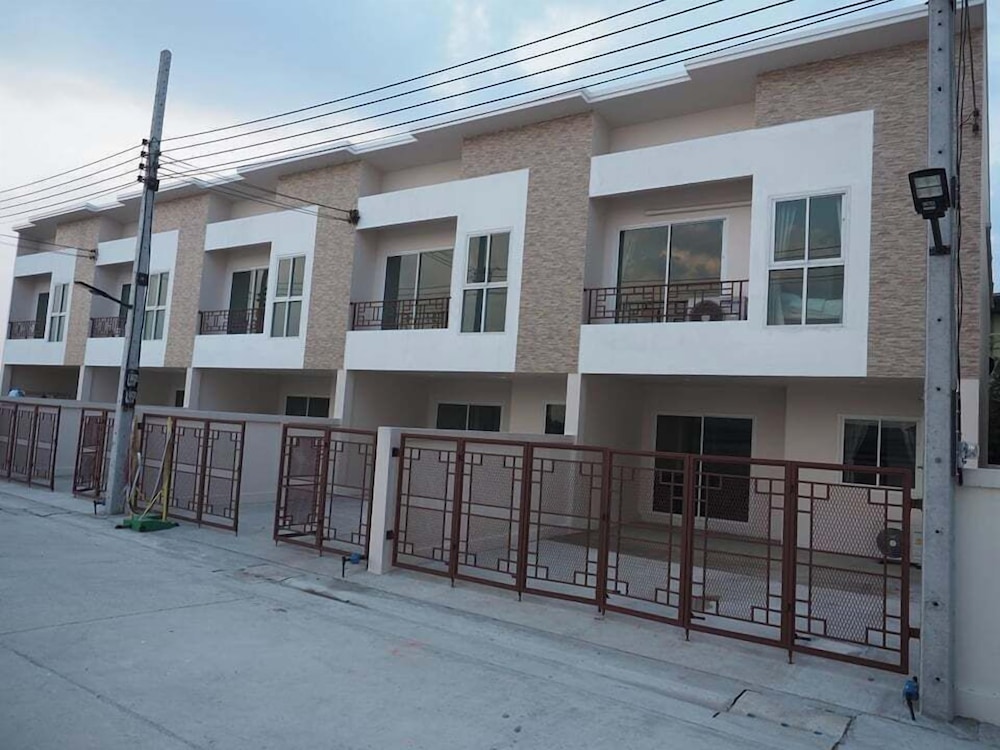 Yyk Holiday Rooms — Nakhon Chai Si