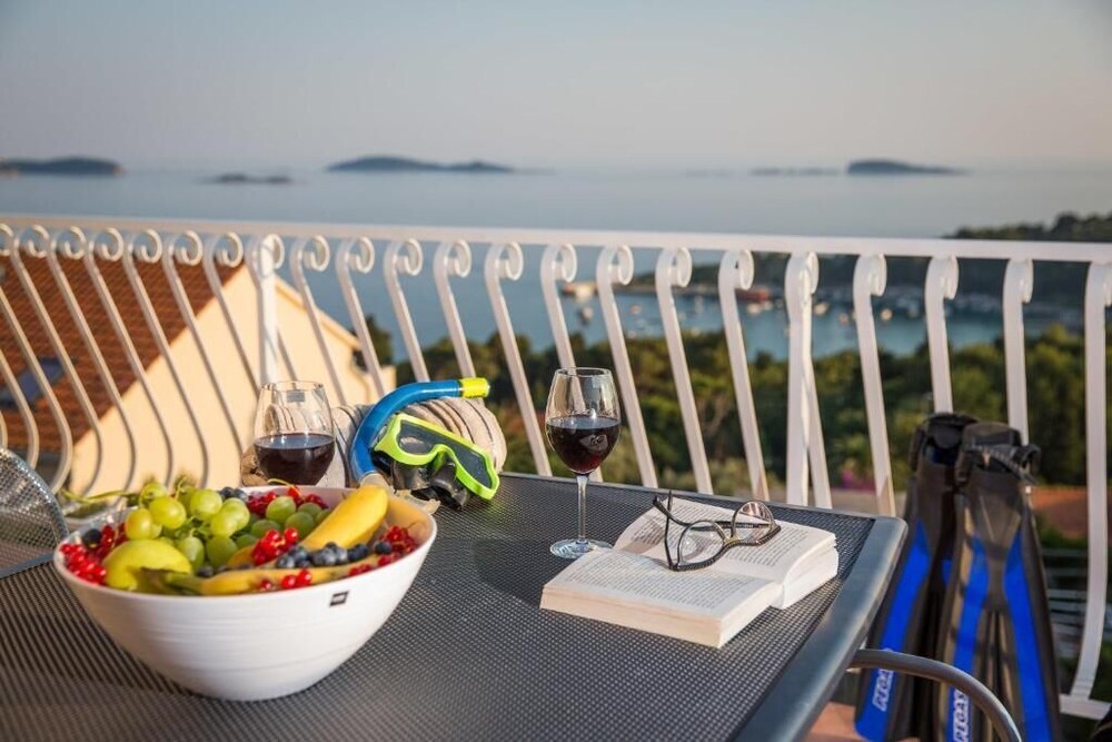 Apartments Andrijana — 4-Star Luxury Hotel in Srebreno, Croatia