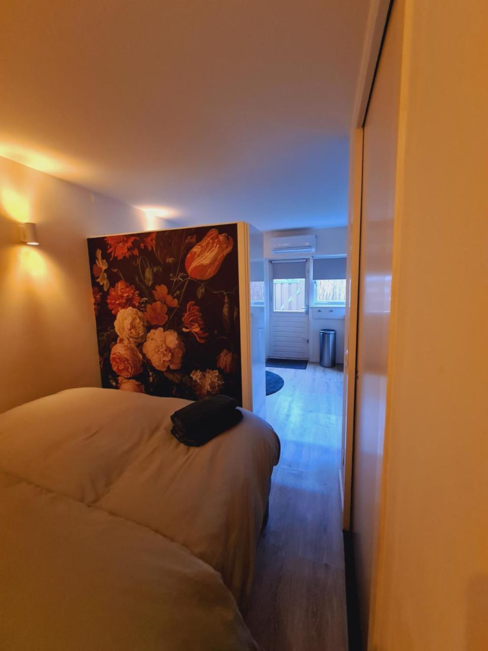 Studio Baarn with Patio Airco Pantry Bedroom Bathroom Privacy Amsterdam Utrecht
